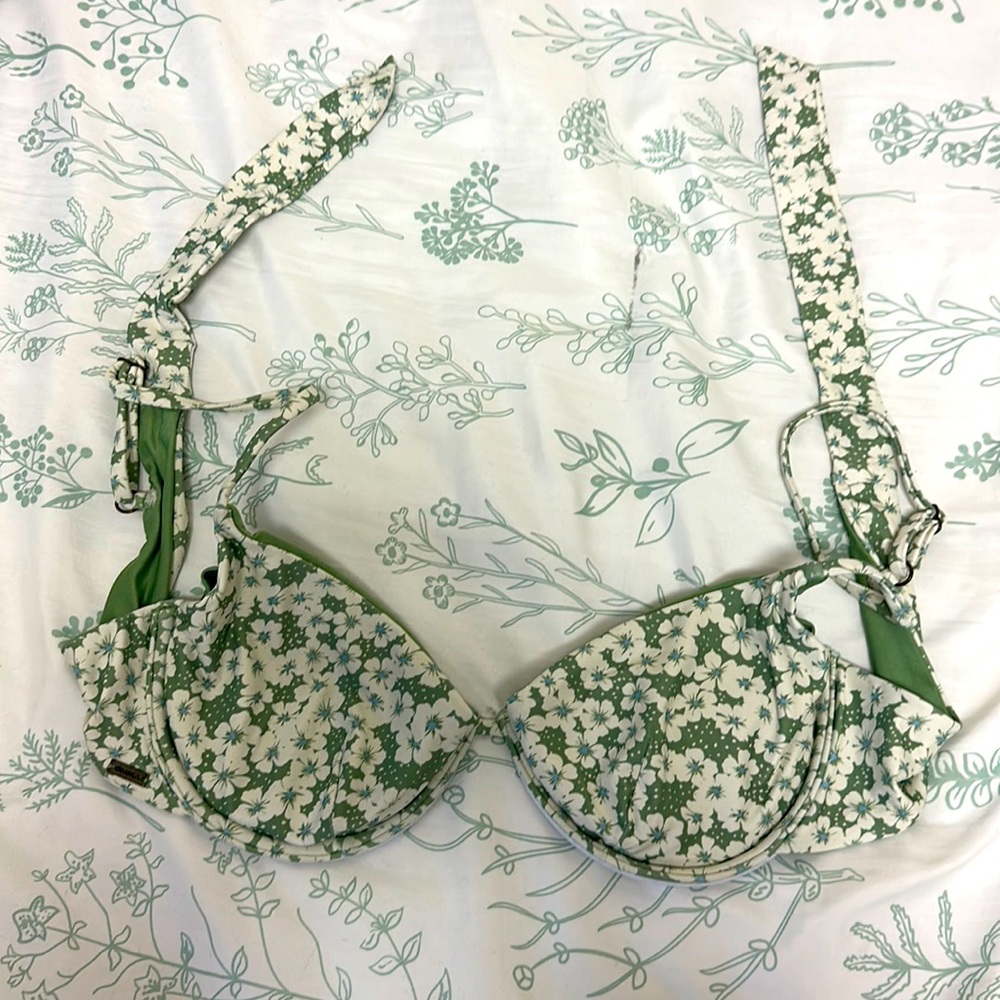 Size Medium O'neil, floral print swim top
